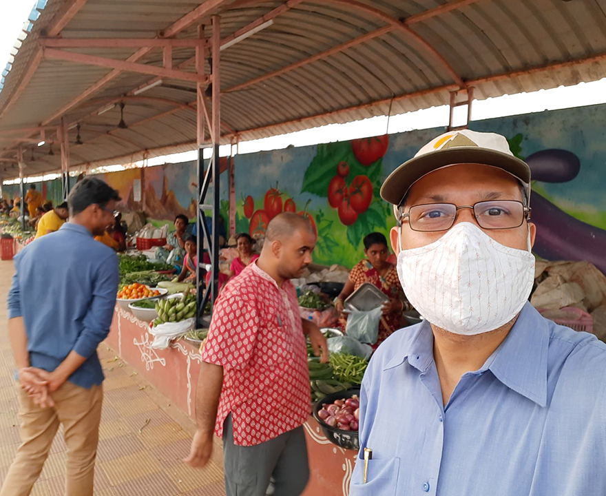 A cash-only vegetable market. Courtesy of Debashis Acharya, School of Economics, University of Hyderabad.
